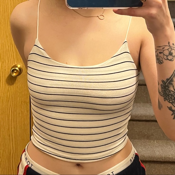 xs Crop Top - Picture 2 of 2